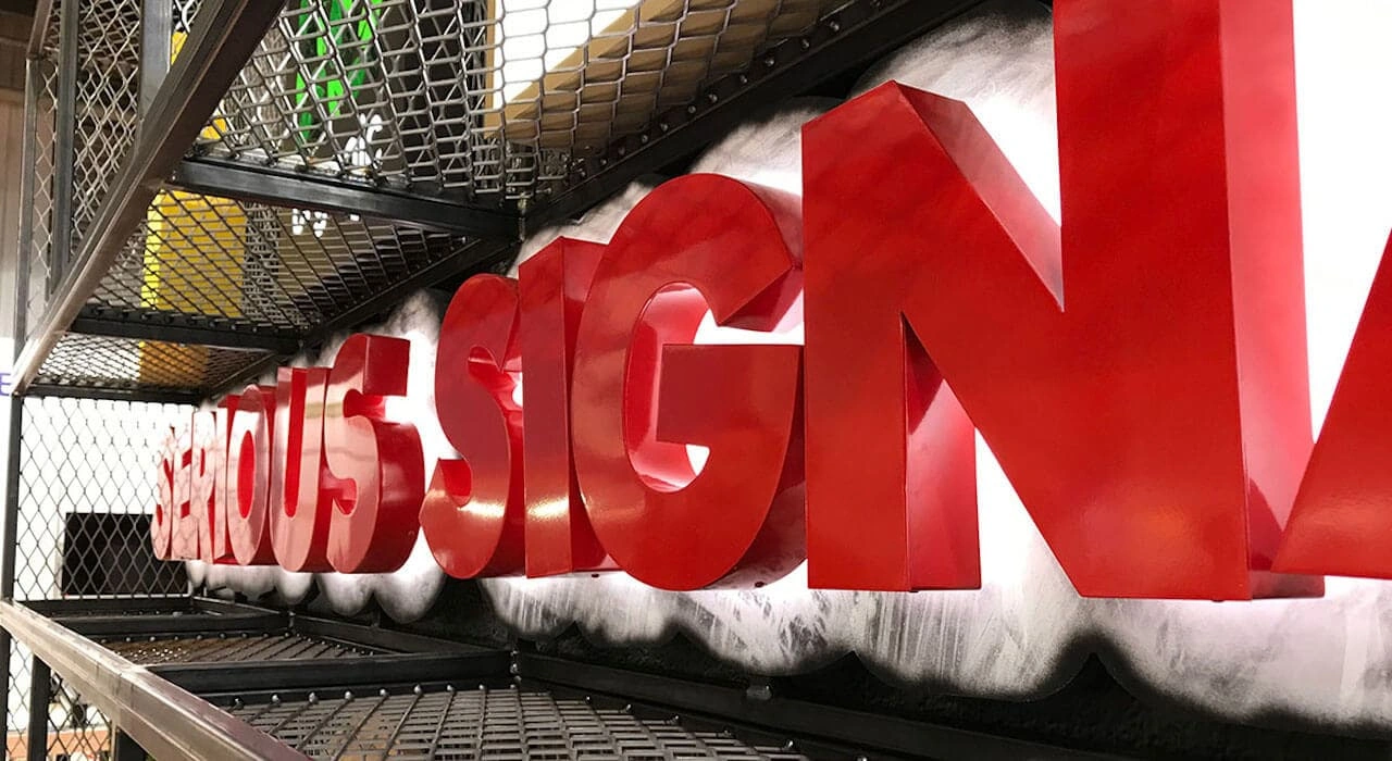 3D signage in Dubai featuring modern, illuminated lettering on a sleek commercial building.